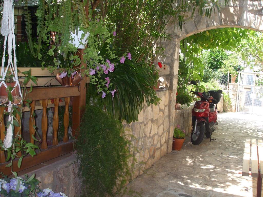 Apartments Marina Supetar Exterior photo
